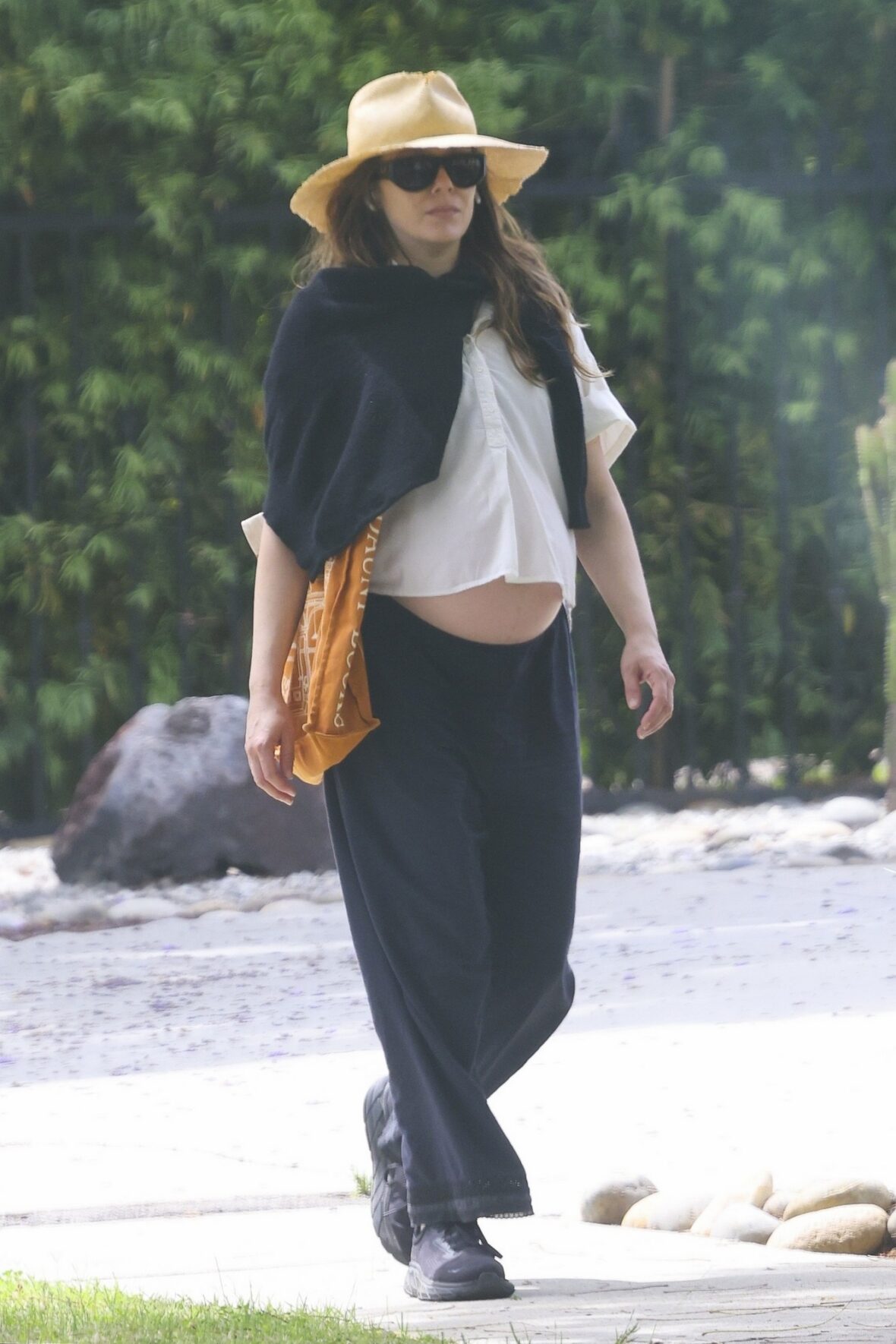 Elizabeth Olsen mostra barriga de grávida