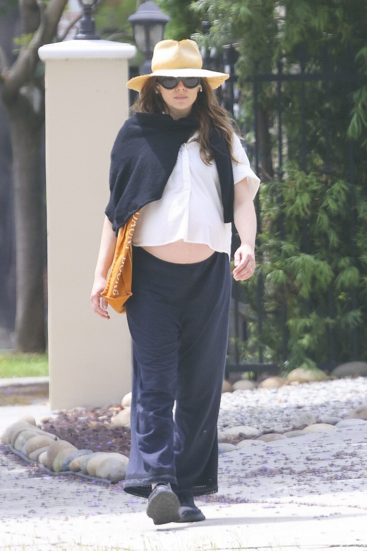 Elizabeth Olsen mostra barriga de grávida