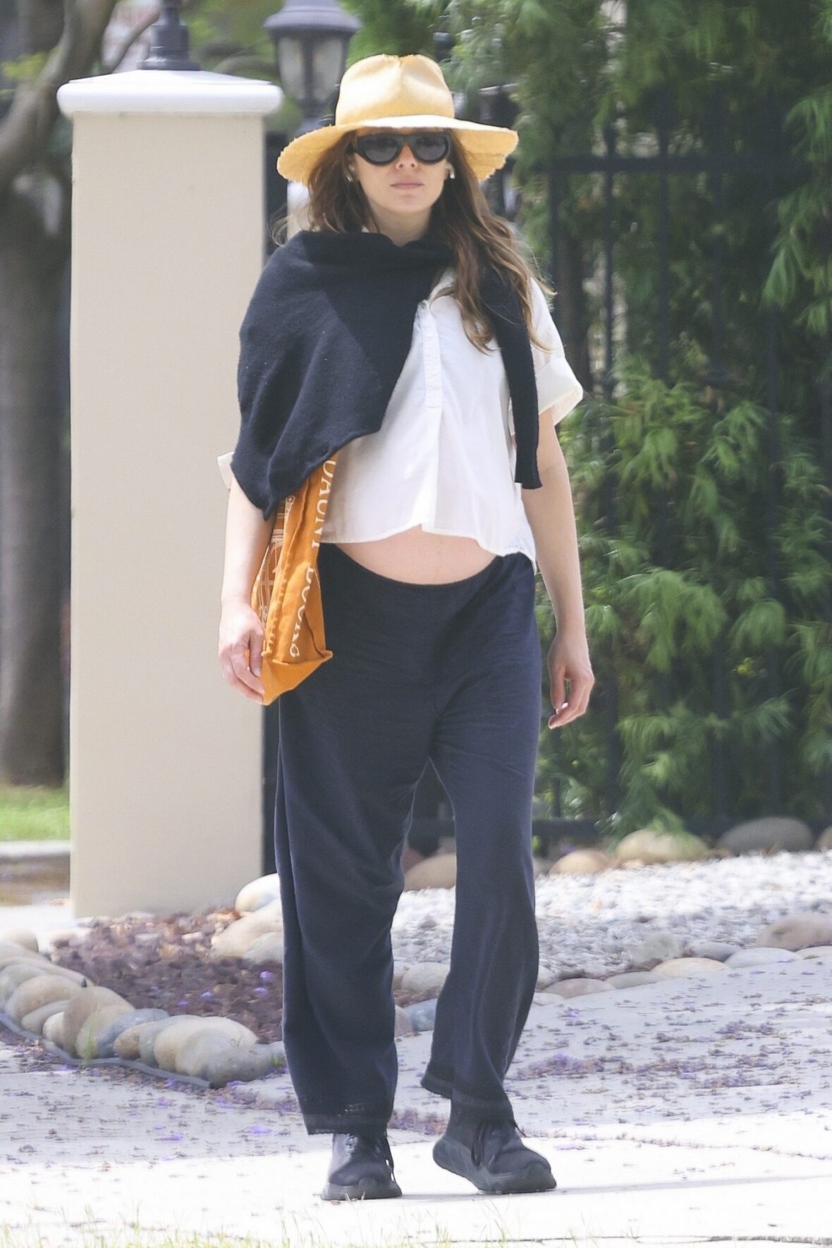 Elizabeth Olsen mostra barriga de grávida