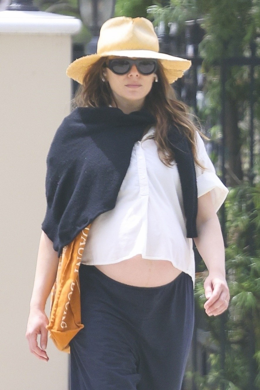 Elizabeth Olsen mostra barriga de grávida