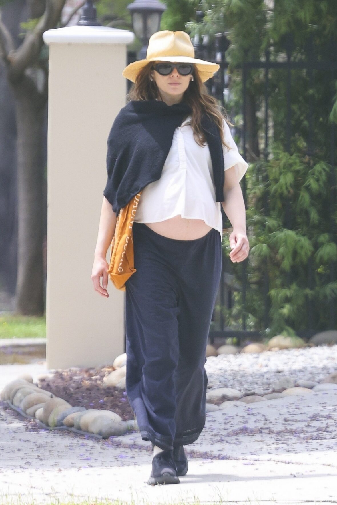 Elizabeth Olsen mostra barriga de grávida