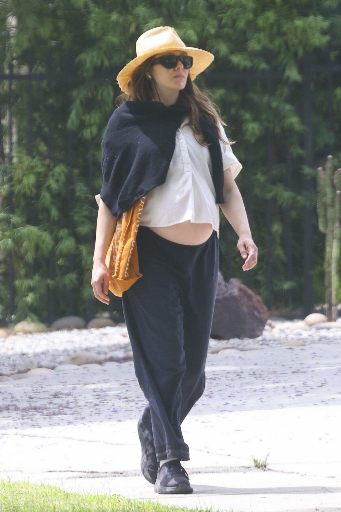 Elizabeth Olsen mostra barriga de grávida