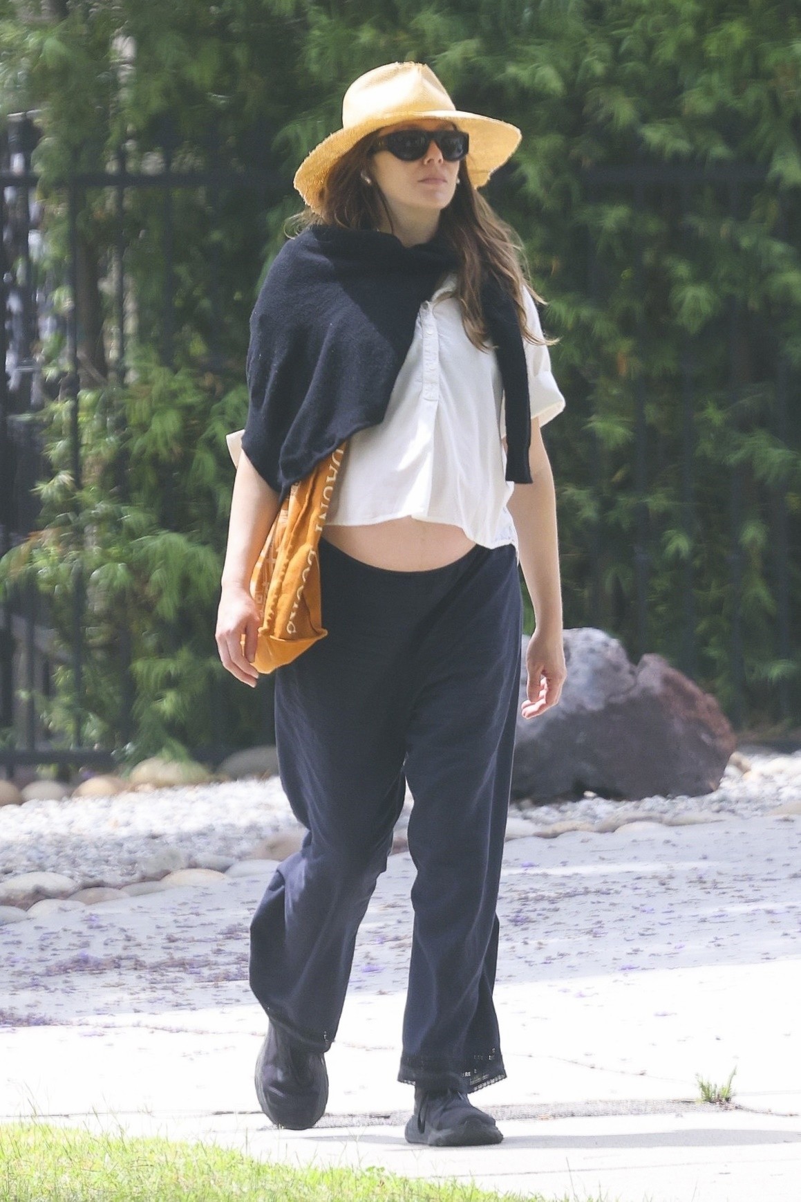 Elizabeth Olsen mostra barriga de grávida