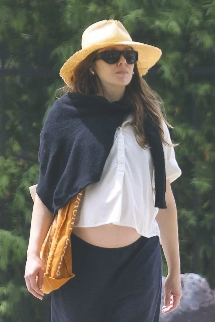 Elizabeth Olsen mostra barriga de grávida
