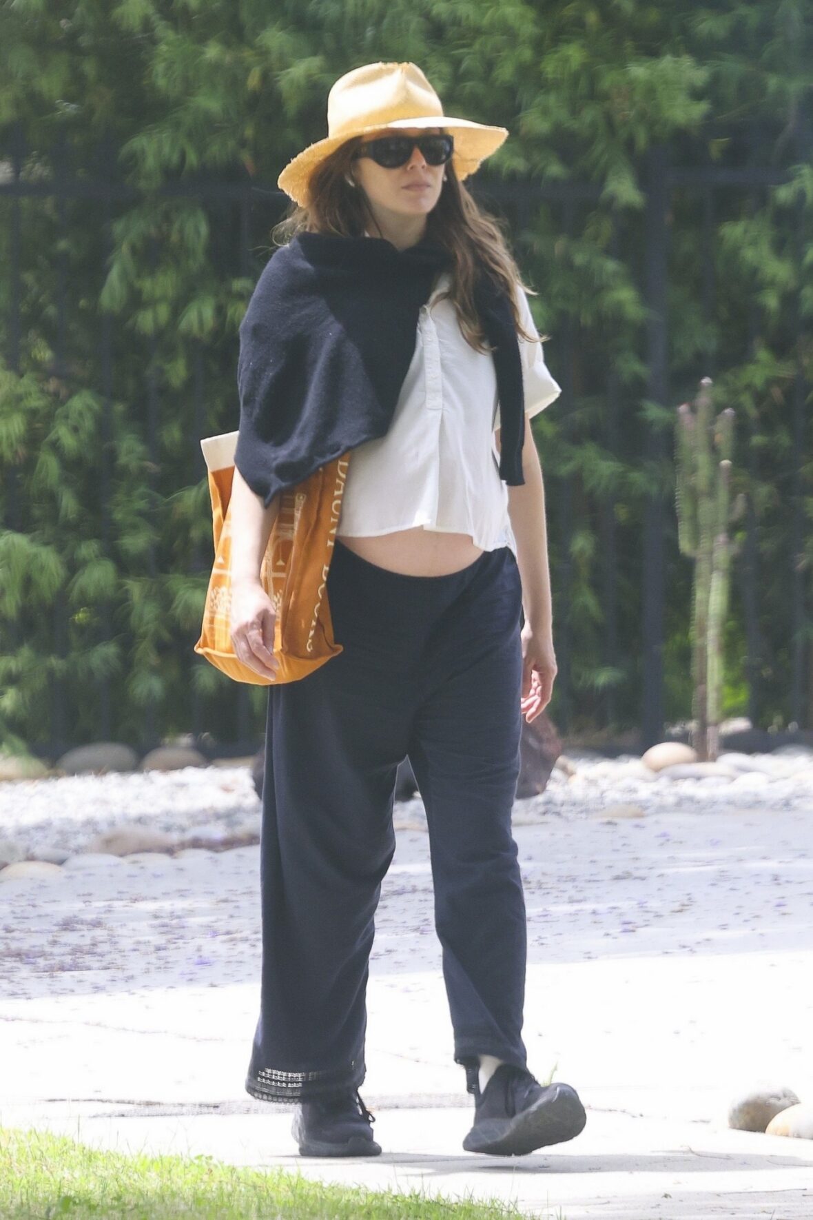 Elizabeth Olsen mostra barriga de grávida
