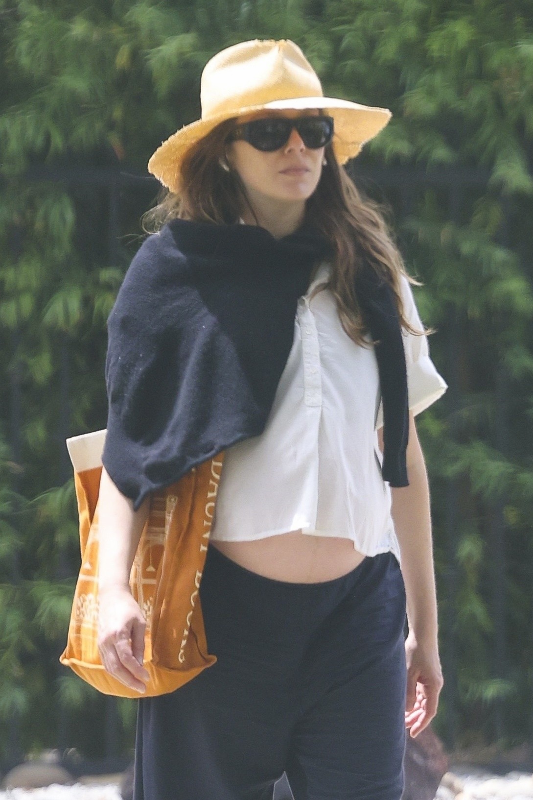 Elizabeth Olsen mostra barriga de grávida