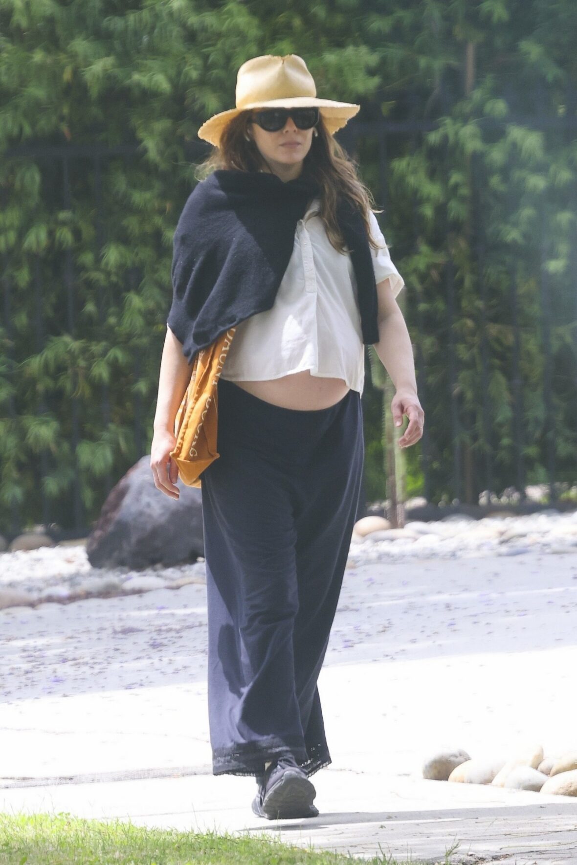 Elizabeth Olsen mostra barriga de grávida