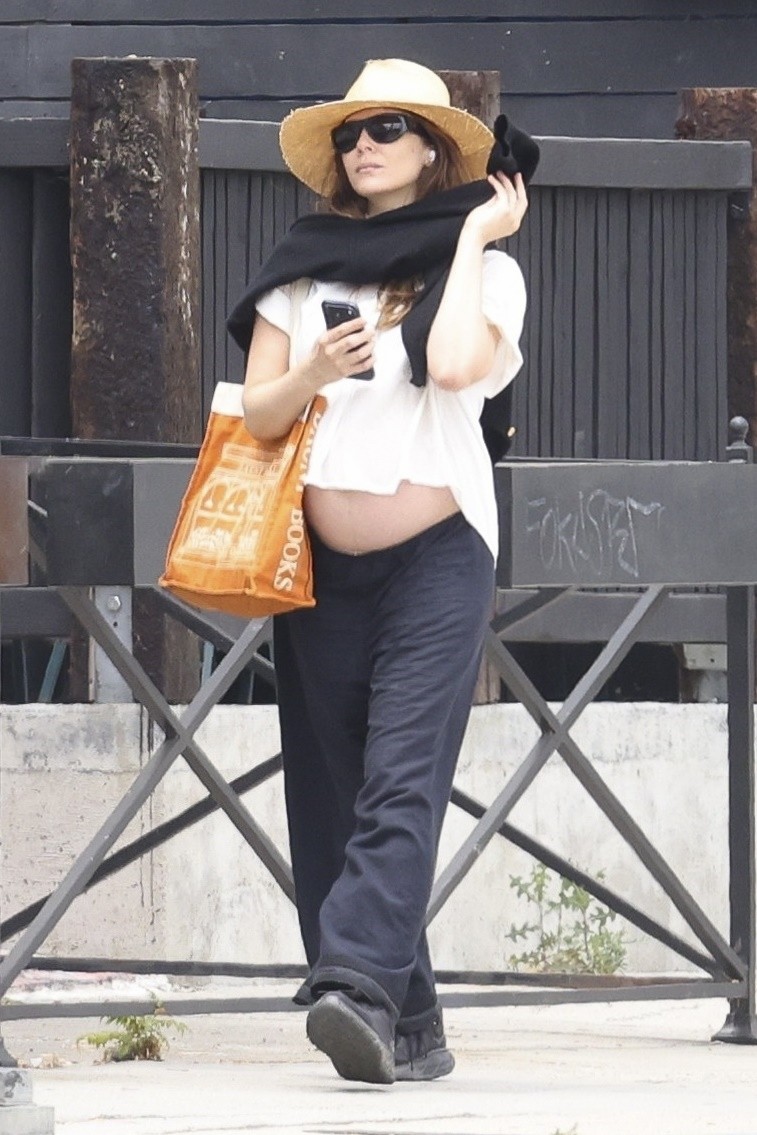 Elizabeth Olsen mostra barriga de grávida