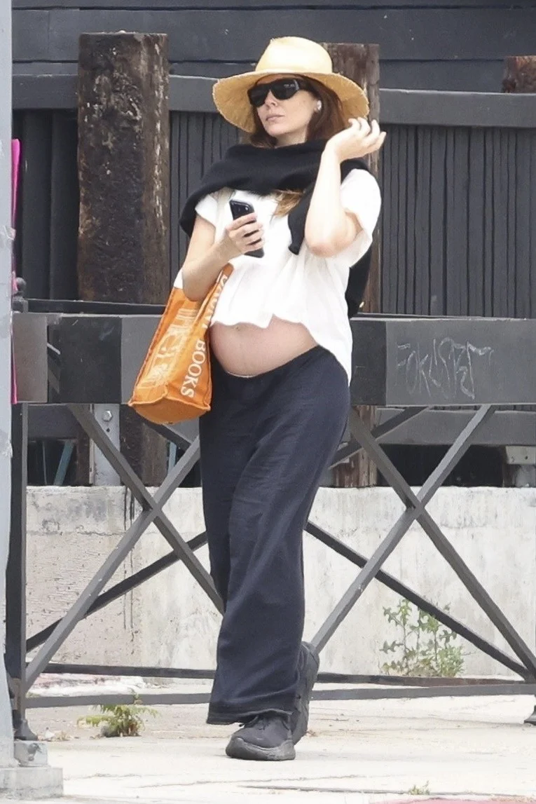 Elizabeth Olsen mostra barriga de grávida