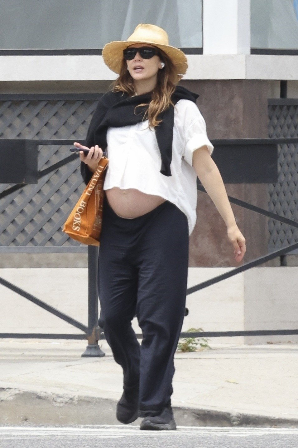 Elizabeth Olsen mostra barriga de grávida