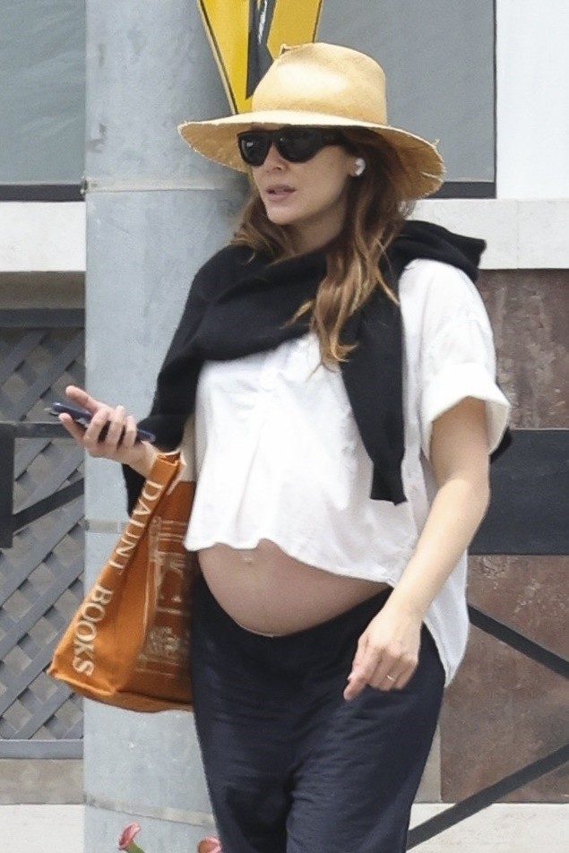 Elizabeth Olsen mostra barriga de grávida