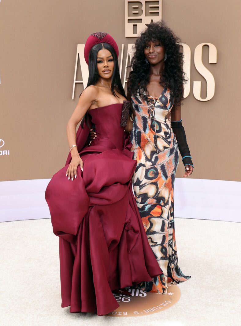 Teyana Taylor e Jodie Turner-Smith chegam ao BET Awards 2026