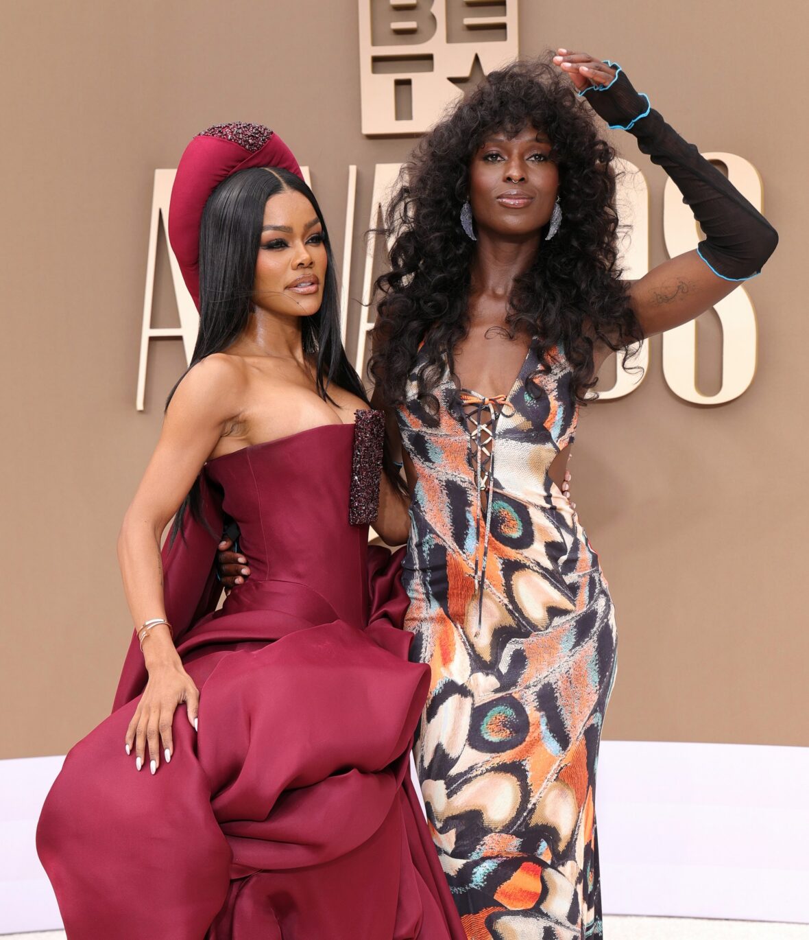 Teyana Taylor e Jodie Turner-Smith chegam ao BET Awards 2026