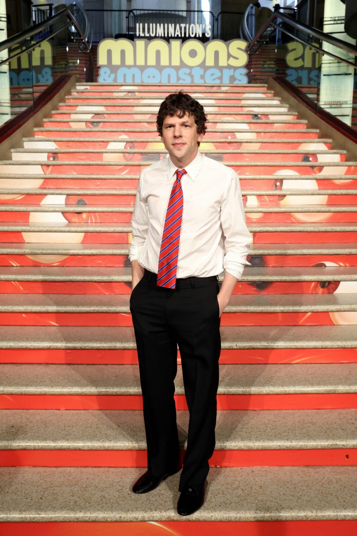 Jesse Eisenberg na estreia de Minions & Monsters