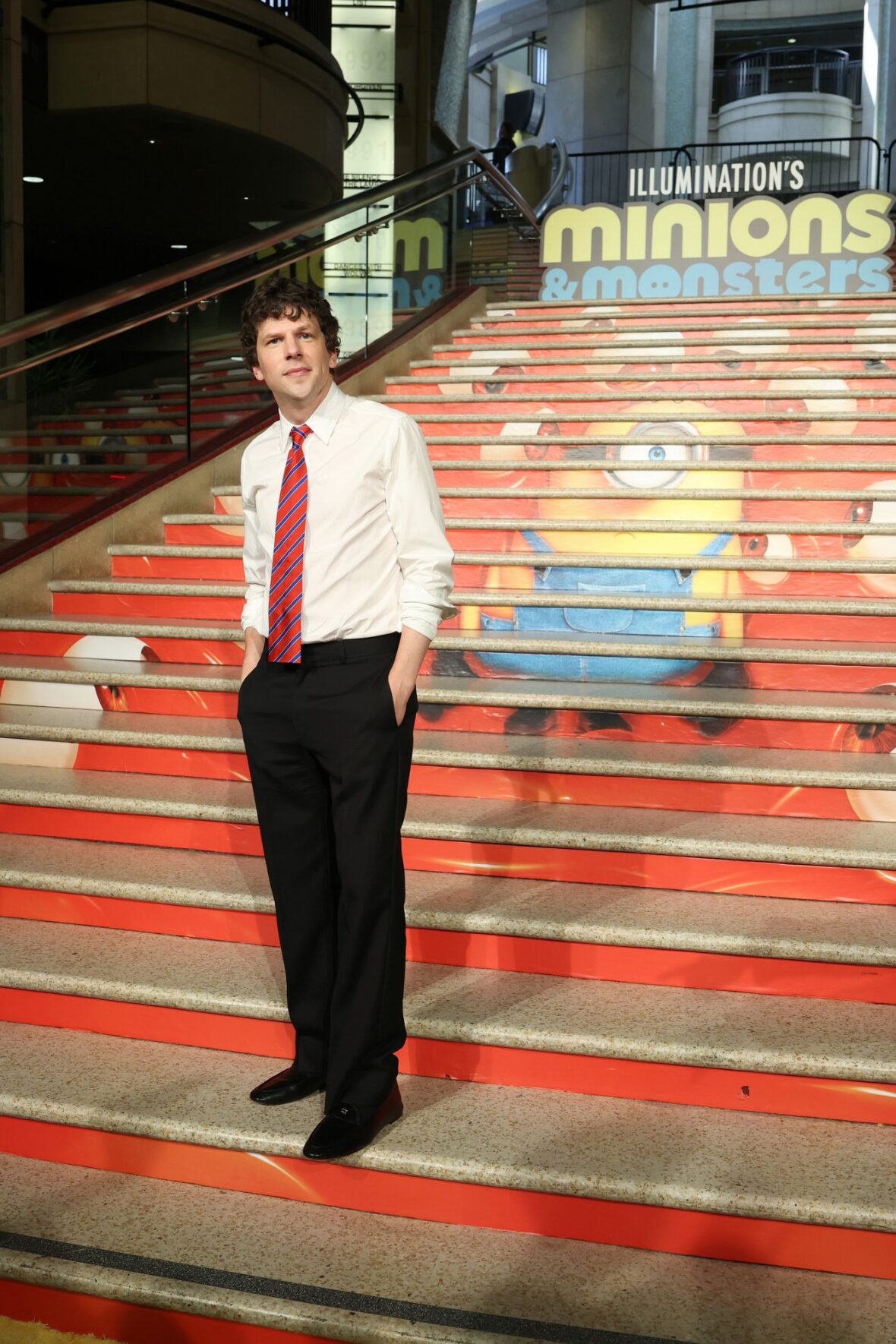 Jesse Eisenberg na estreia de Minions & Monsters