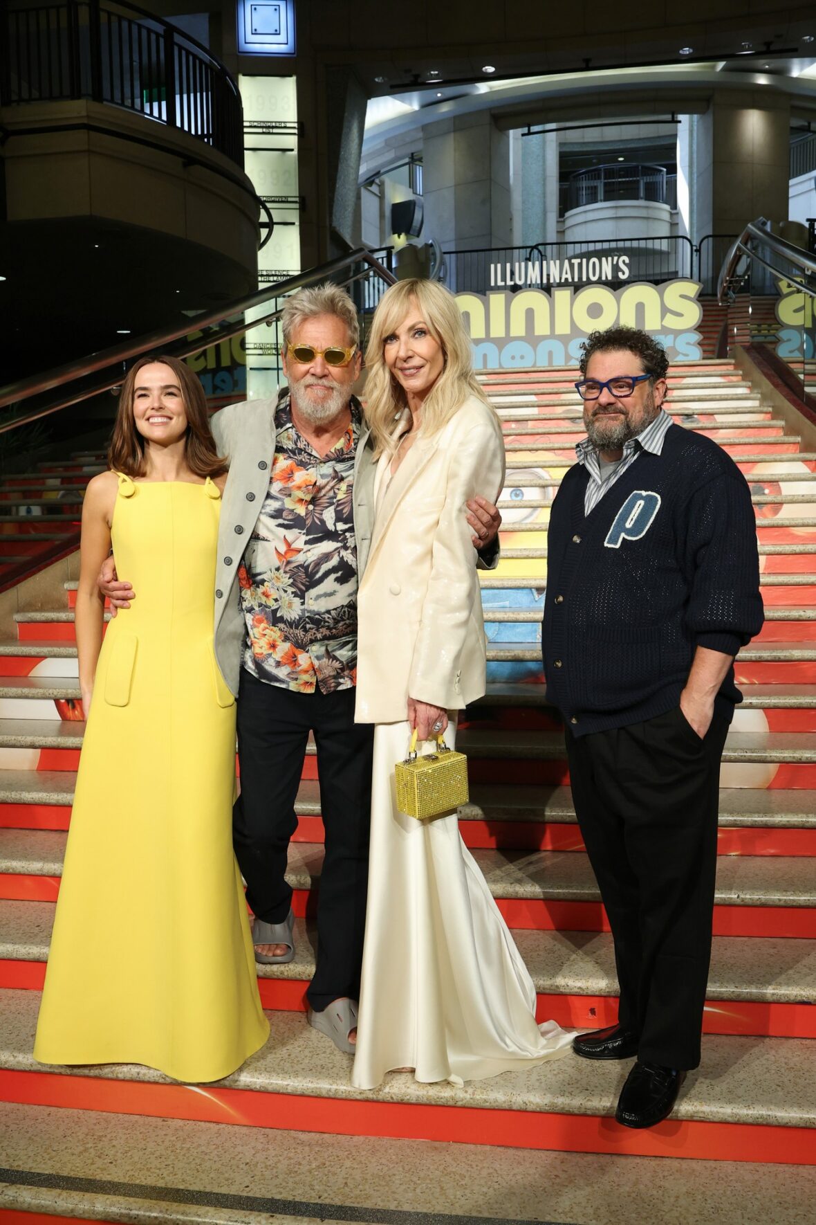 Zoey Deutch, Jeff Bridges, Allison Janney e Bobby Moynihan na estreia de Minions & Monsters