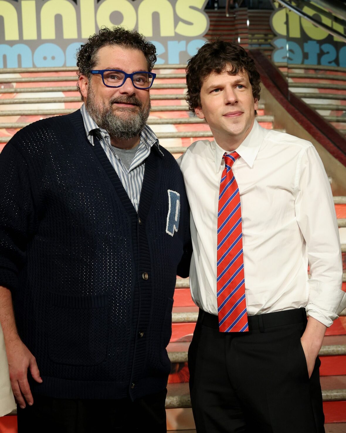 Bobby Moynihan e Jesse Eisenberg na estreia de Minions & Monsters
