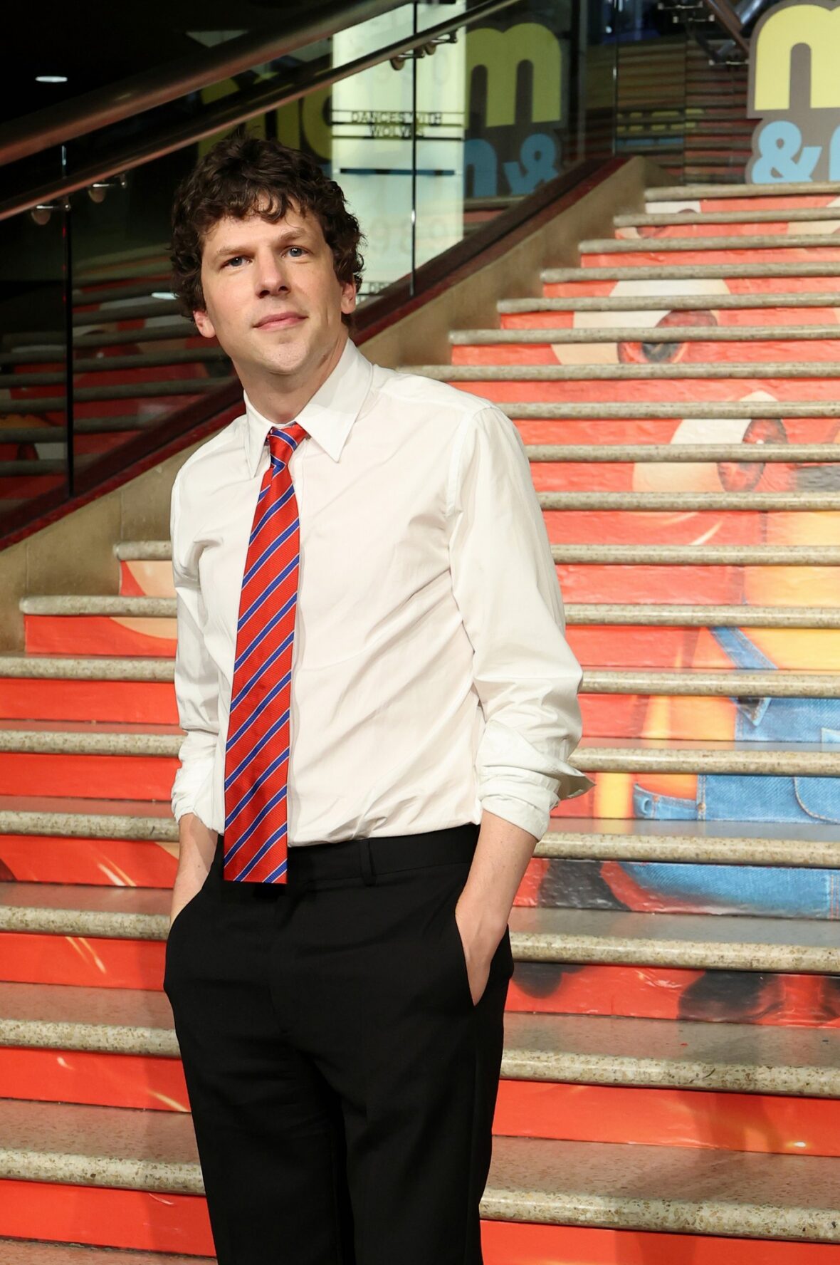 Jesse Eisenberg na estreia de Minions & Monsters
