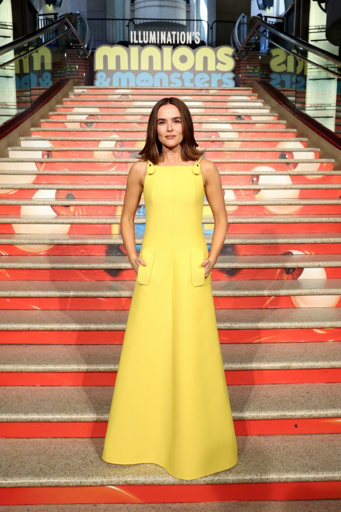 Zoey Deutch na estreia de Minions & Monsters