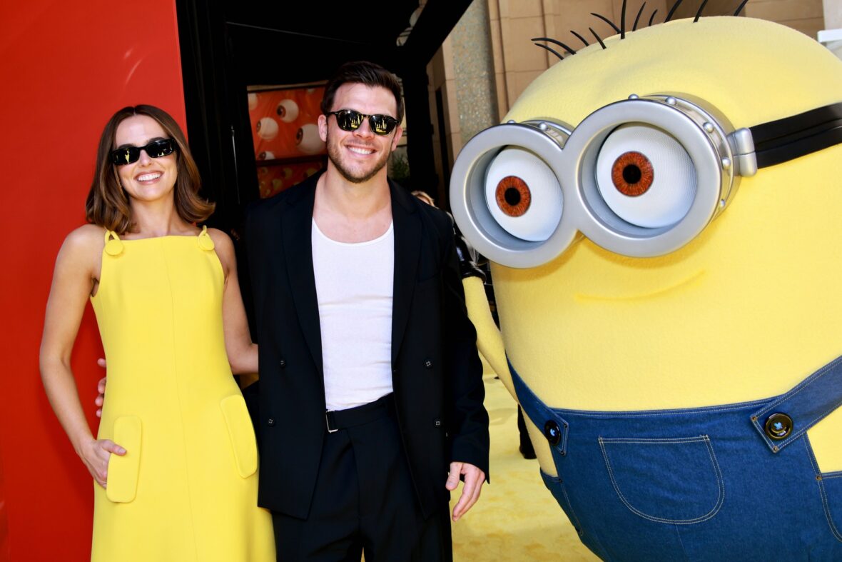Zoey Deutch e Jimmy Tatro na estreia de Minions & Monsters