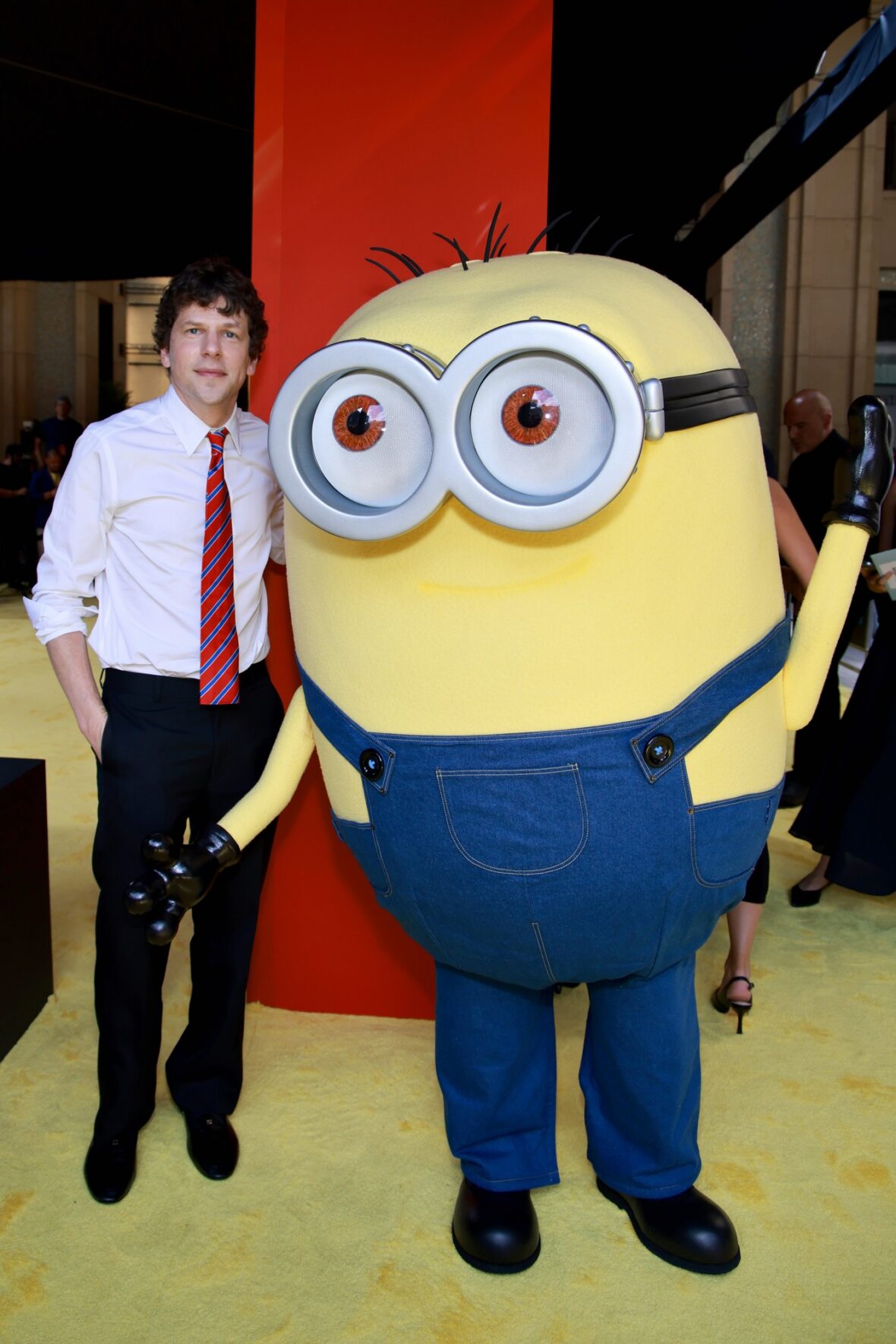 Jesse Eisenberg na estreia de Minions & Monsters