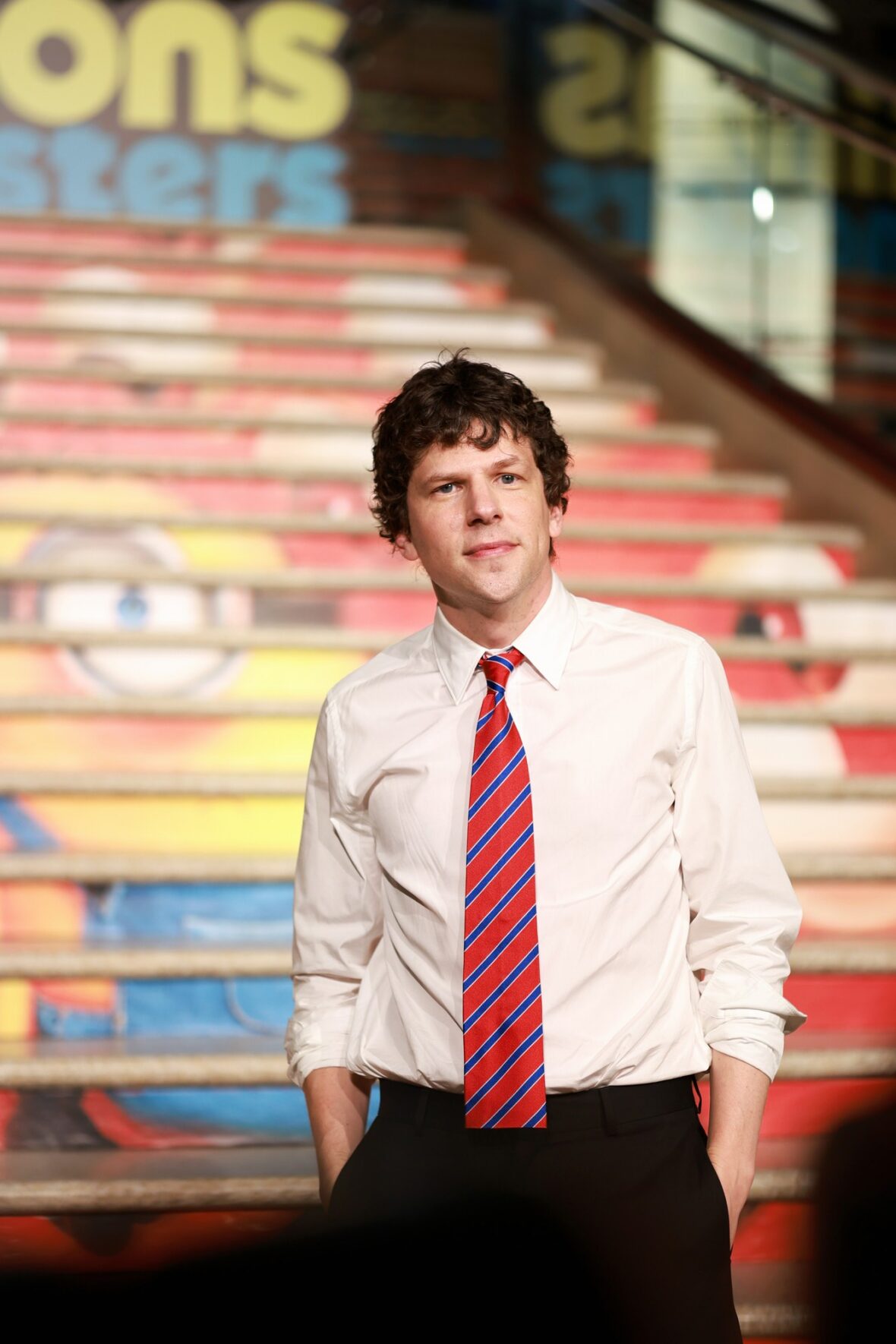 Jesse Eisenberg na estreia de Minions & Monsters