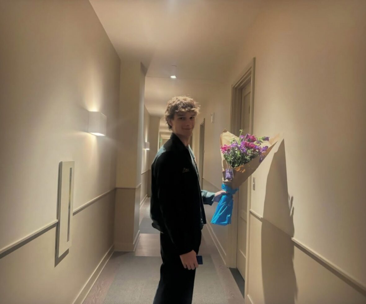 Mason Thames segurando um buquê de flores
