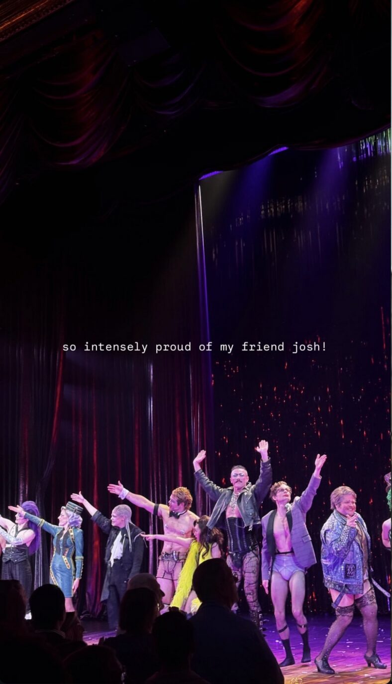 Rachel Zegler compartilha foto do elenco do Rocky Horror Show durante a apresentação na Broadway