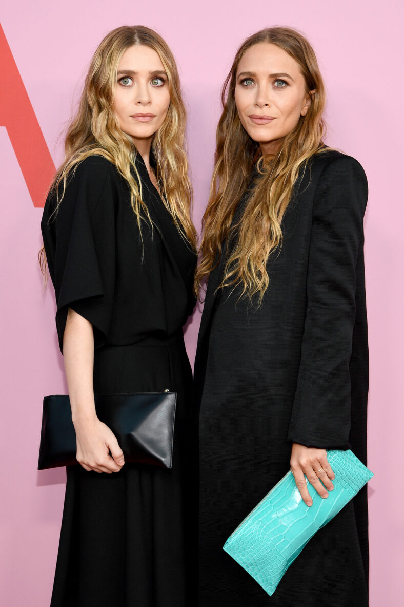 Mary Kate Ashley Olsen posando juntas no tapete vermelho