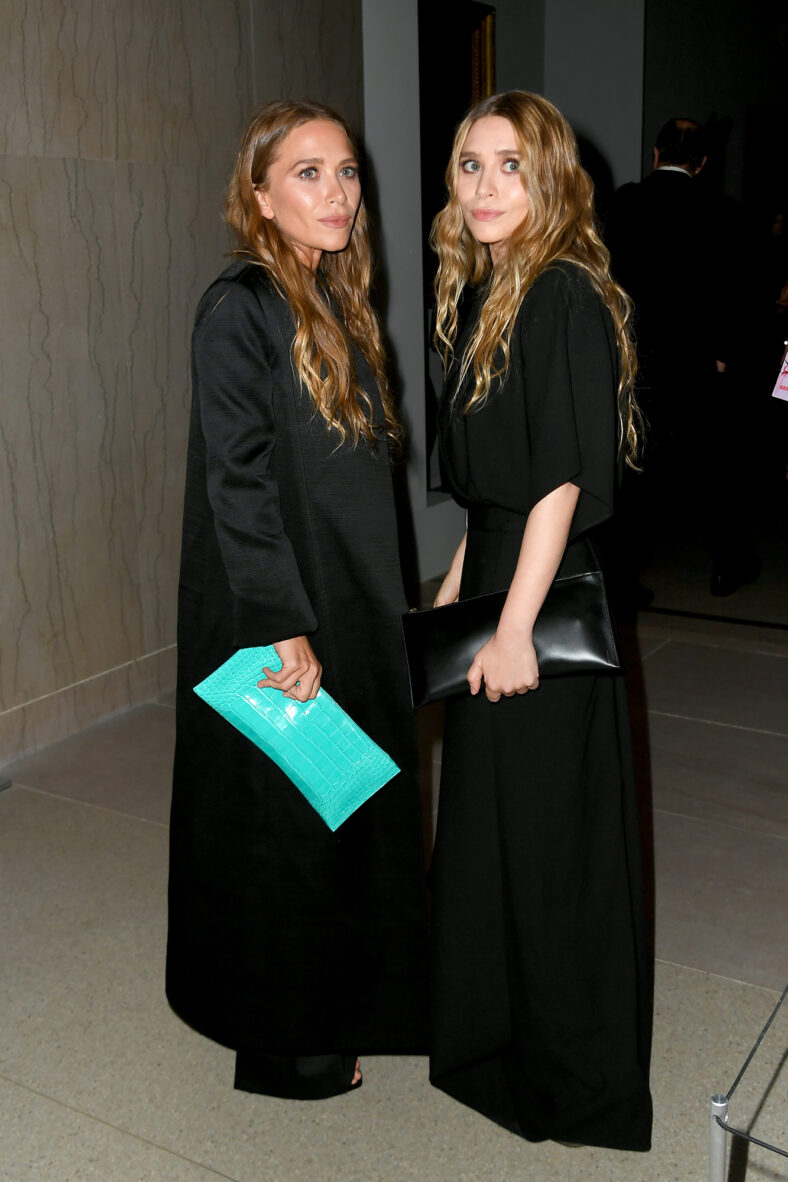 Mary Kate Ashley Olsen posando juntas em evento