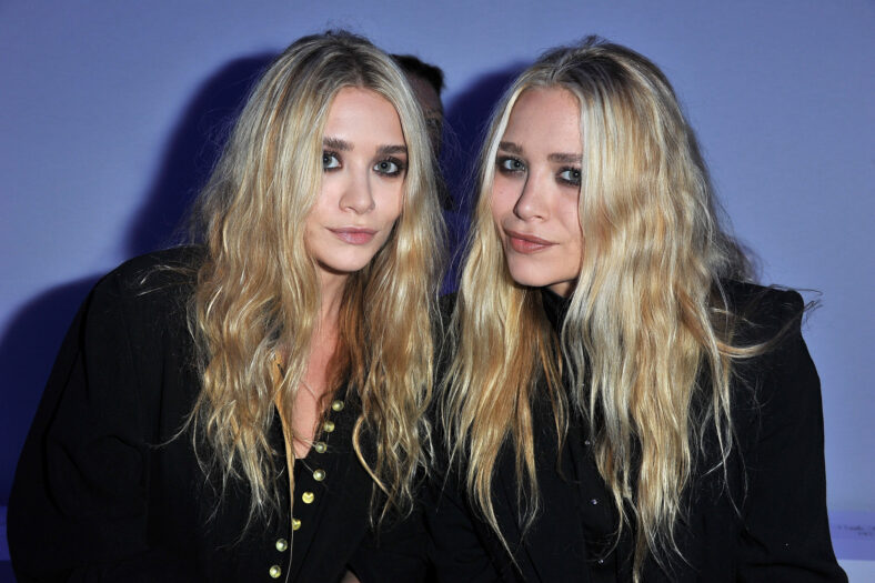 Mary Kate Ashley Olsen posando juntas em evento de moda