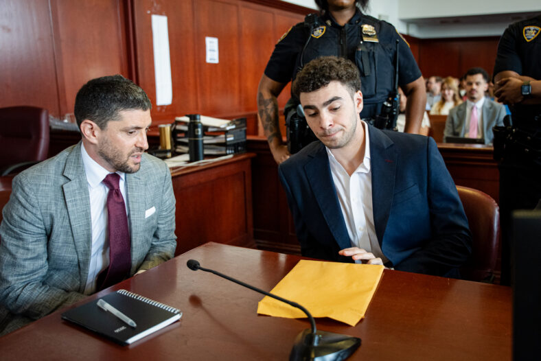 Luigi Mangione no tribunal em junho de 2026