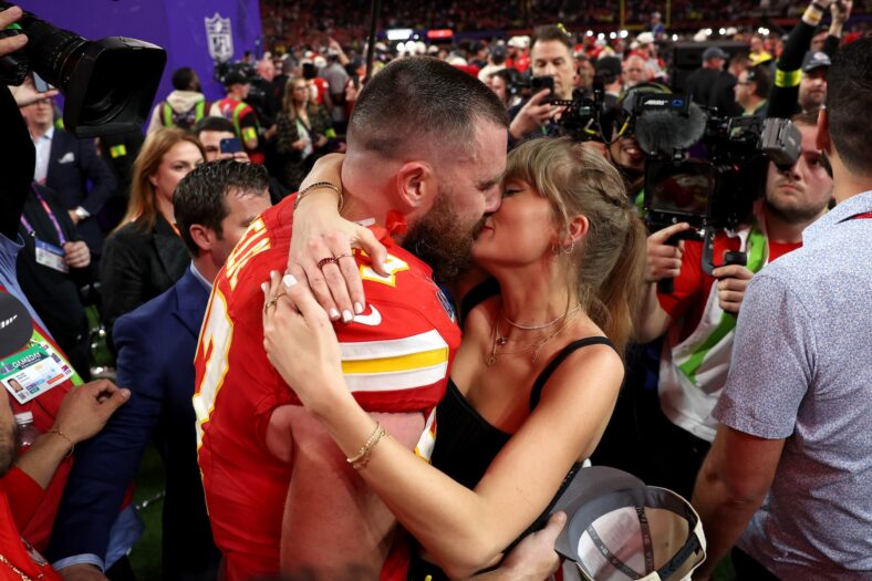 Beijo de Taylor Swift Travis Kelce