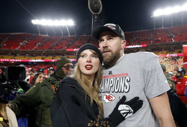 Taylor Swift Travis Kelce se abraça no campo de futebol