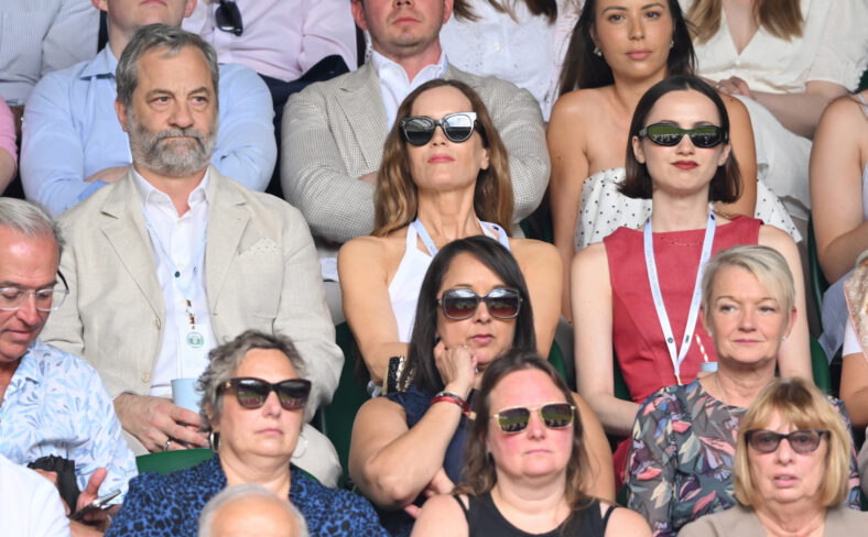 Judd Apatow, Leslie Mann e Maude Apatow no Campeonato de Wimbledon de 2026.