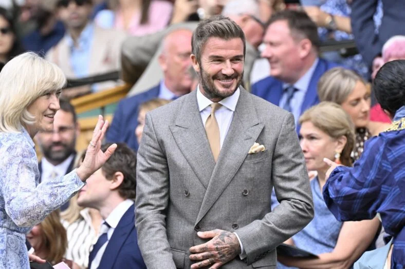David Beckham e sua mãe Sandra em Wimbledon 2026.