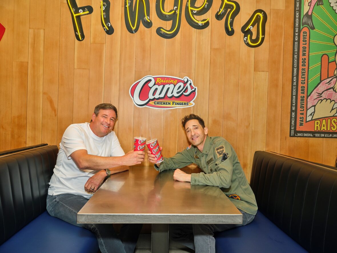 Adrien Brody projeta mural para Raising Cane's