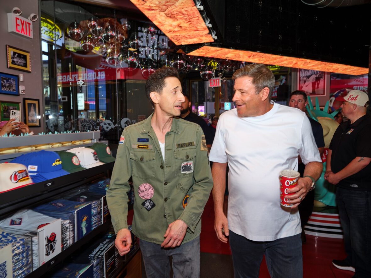 Adrien Brody projeta mural para Raising Cane's