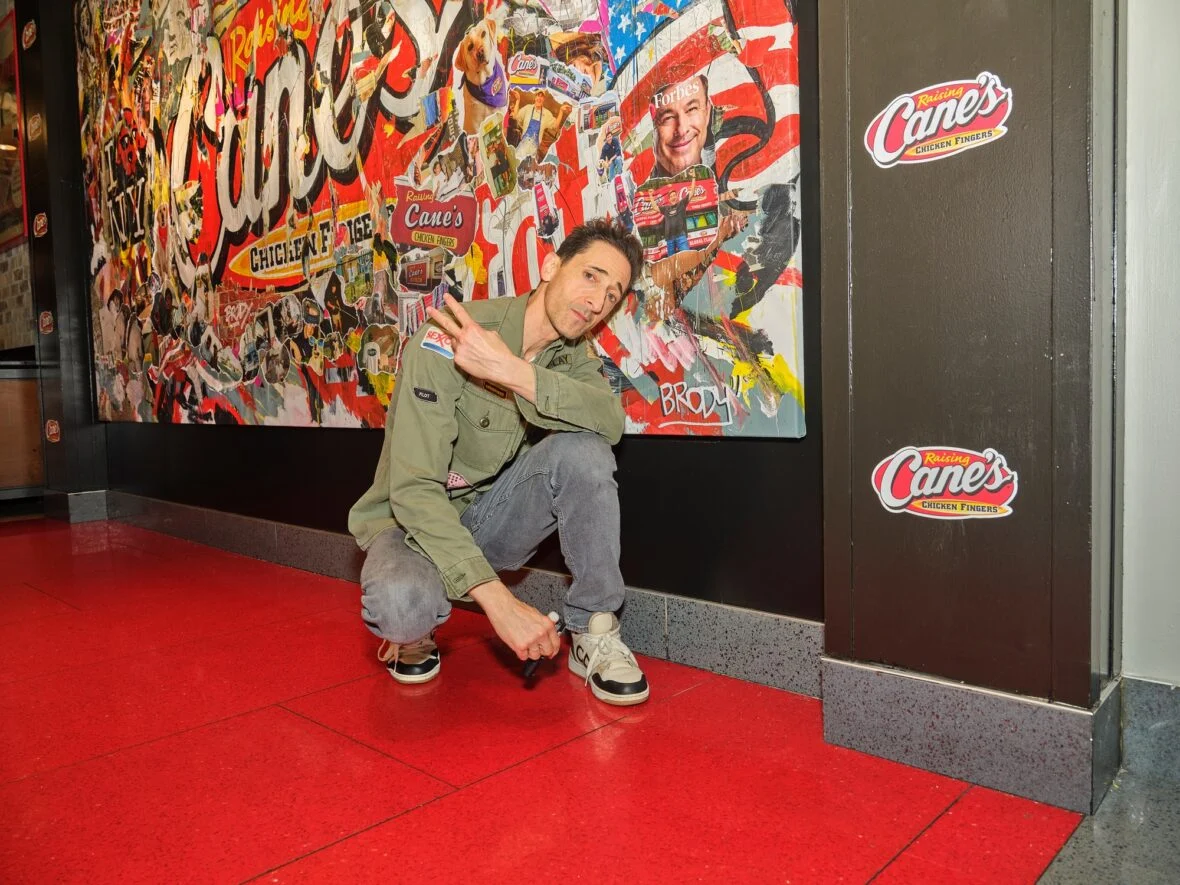 Adrien Brody projeta mural para Raising Cane's