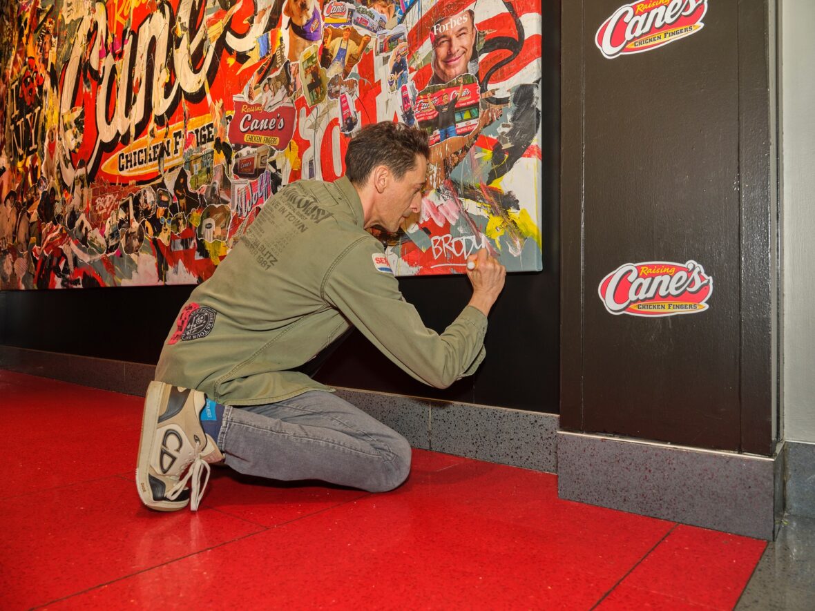 Adrien Brody projeta mural para Raising Cane's