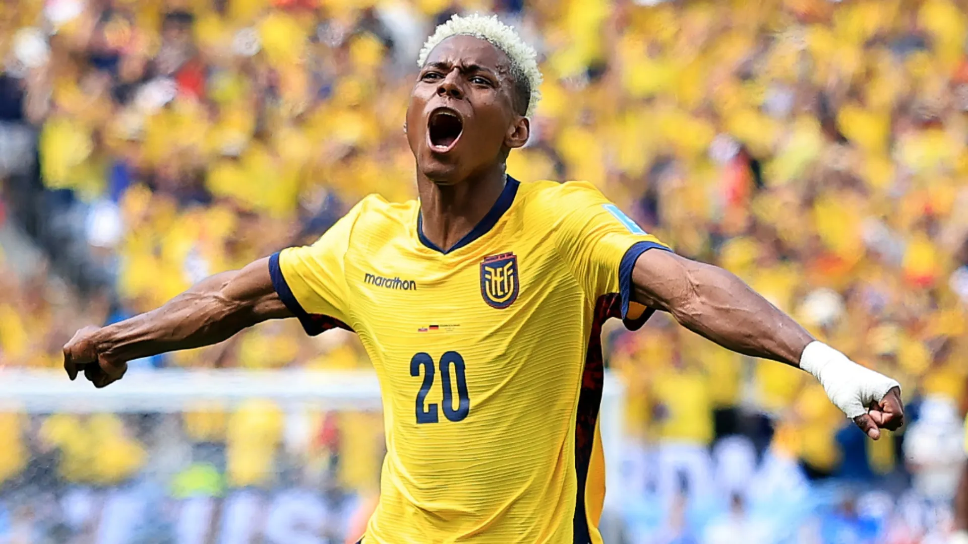 Nilson Angulo #20 do Equador comemora o gol.