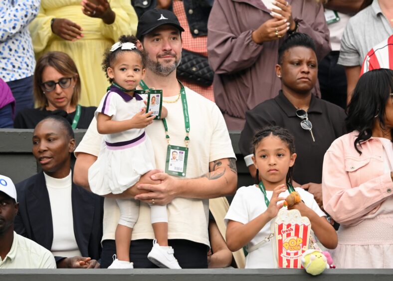 Marido e filhos de Serena Williams assistem seu jogo em Wimbledon