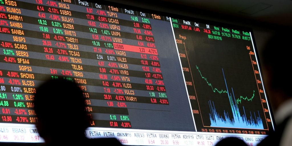 Dólar recua a R$ 5 e Ibovespa supera 200 mil pontos após primeiro turno