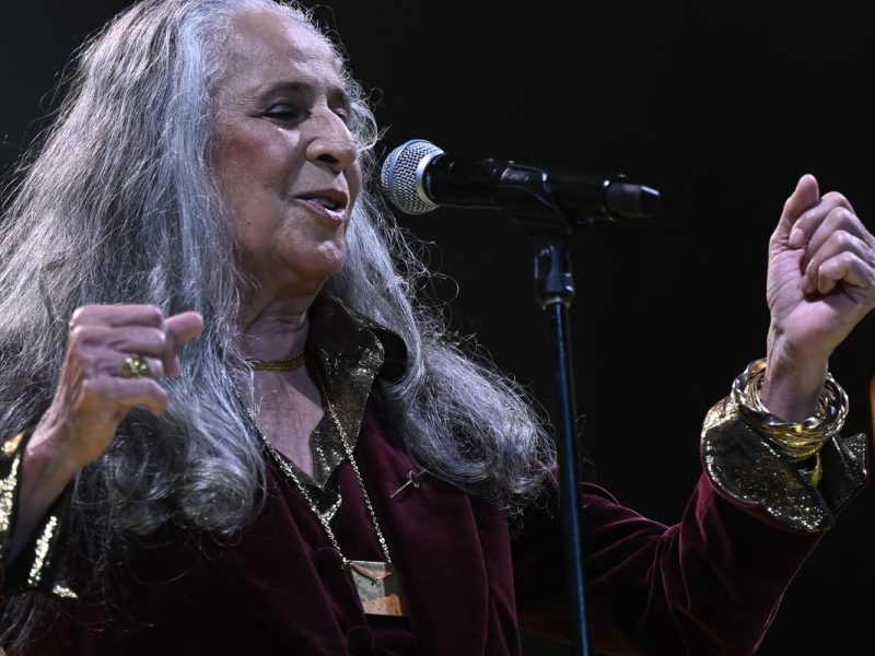 Maria Bethânia chega aos 80 anos como referência da música brasileira