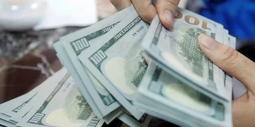 Dólar atinge maior patamar em duas semanas com tombo do petróleo; Ibovespa sobe 0,74%
