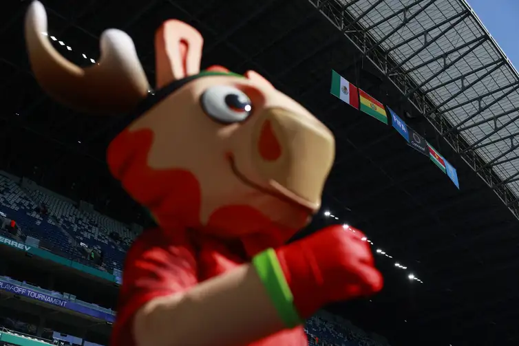 Reuters/Daniel Becerril/Arquivo/Proibida reprodução Soccer Football - FIFA World Cup - Inter-Confederation Playoffs - Semi Final - Bolivia v Suriname - Estadio BBVA, Monterrey, Mexico - March 26, 2026 FIFA World Cup mascot maple the moose is seen inside the stadium before the match REUTERS/Daniel Becerril
