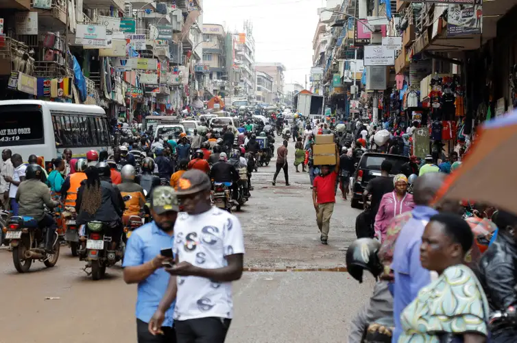 REUTERS/Abubaker Lubowa/ Proibido reprodução Motorcycle taxis carry passengers following a resurgence of Ebola involving the Bundibugyo strain, a rare variant of the virus with no approved vaccine currently available, along Ben Kiwanuka street in Kampala, Uganda May 21, 2026. REUTERS/Abubaker Lubowa