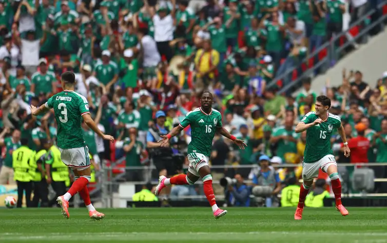 REUTERS/Hannah Mckay/ Proibido reprodução Soccer Football - FIFA World Cup 2026 - Group A - Mexico v South Africa - Estadio Azteca, Mexico City, Mexico - June 11, 2026 Mexico's Julian Quinones celebrates scoring their first goal with Israel Reyes and Cesar Montes REUTERS/Hannah Mckay