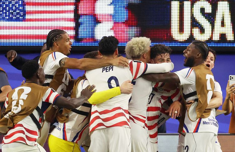 Reuters/KIYOSHI MIO/Proibida reprodução Soccer Football - FIFA World Cup 2026 - Group D - United States v Paraguay - Los Angeles Stadium, Inglewood, California, U.S. - June 12, 2026 Giovanni Reyna of the U.S. celebrates scoring their fourth goal with teammates IMAGN IMAGES via Reuters/Kiyoshi Mio