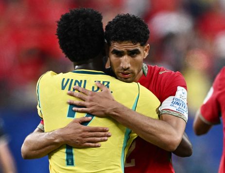 REUTERS/Dylan Martinez/Proibida reprodução Soccer Football - FIFA World Cup 2026 - Group C - Brazil v Morocco - New York/New Jersey Stadium, East Rutherford, New Jersey, U.S. - June 13, 2026 Morocco's Achraf Hakimi embraces Brazil's Vinicius Junior after the match REUTERS/Dylan Martinez
